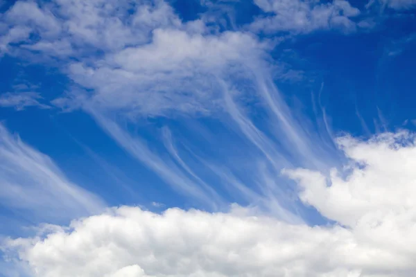 Mennyei Szálak Szokatlan Felhők Kék Égen — Stock Fotó