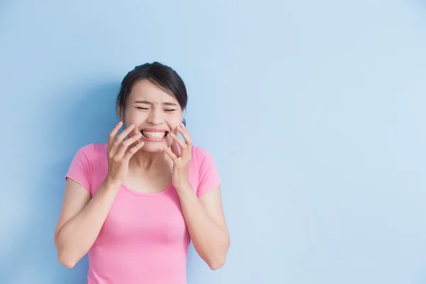 Mulher tem dor de dente — Fotografia de Stock