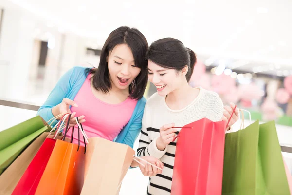 Donna felice shopping — Foto Stock