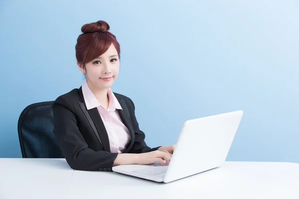 Επιχειρήσεων γυναίκα χρήση υπολογιστή — Φωτογραφία Αρχείου