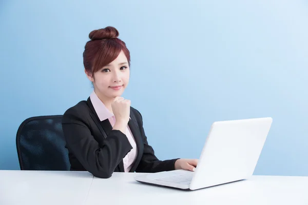 Geschäftsfrau nutzt Computer — Stockfoto