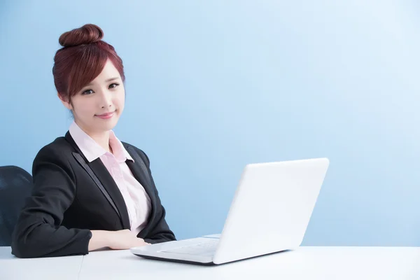 Business woman use computer — Stock Photo, Image