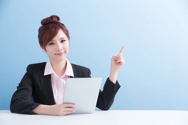 Mulher de negócios use tablet — Fotografia de Stock