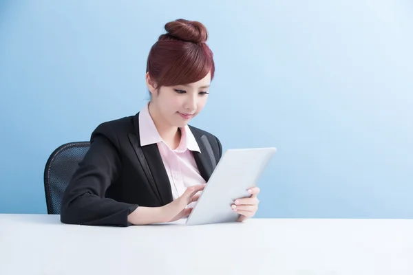 Üzleti nő használata tabletta — Stock Fotó