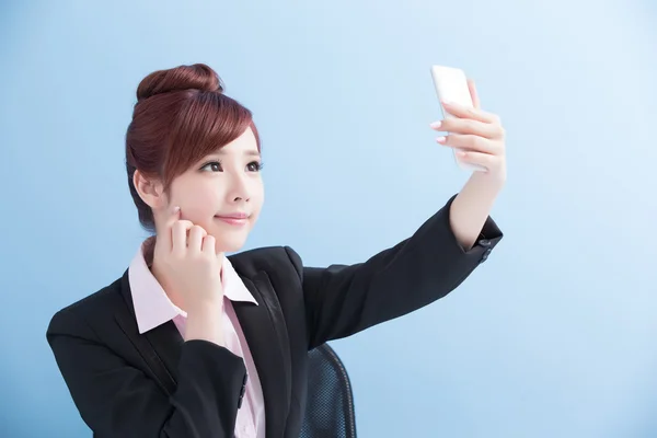 Mulher de negócios tomar telefone inteligente — Fotografia de Stock