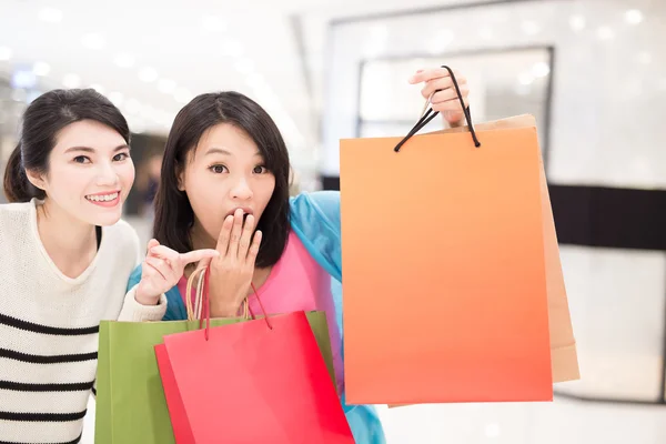 Donna felice shopping — Foto Stock