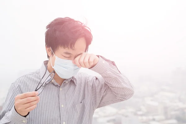 Mann trägt Maske — Stockfoto