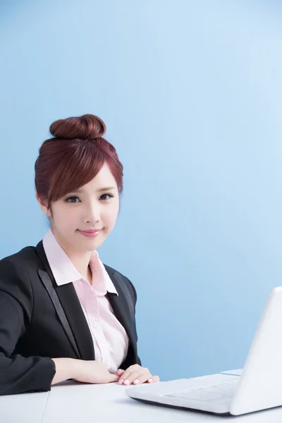 Mulher de negócios usar computador — Fotografia de Stock