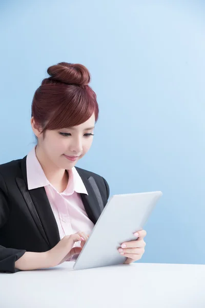 Mulher de negócios use tablet — Fotografia de Stock