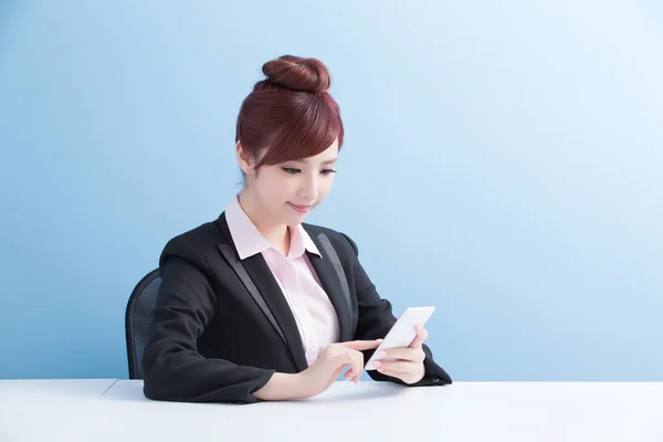 Mulher de negócios usar telefone inteligente — Fotografia de Stock