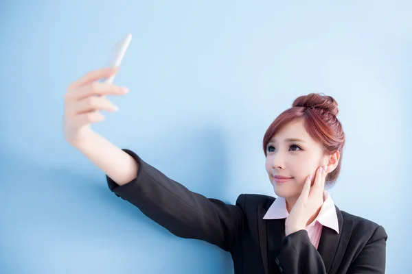 Donna d'affari prendere smart phone — Foto Stock