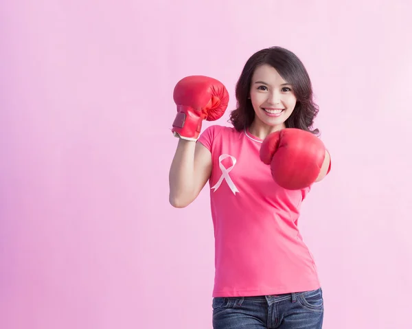 Mulher feliz segurar boxe — Fotografia de Stock