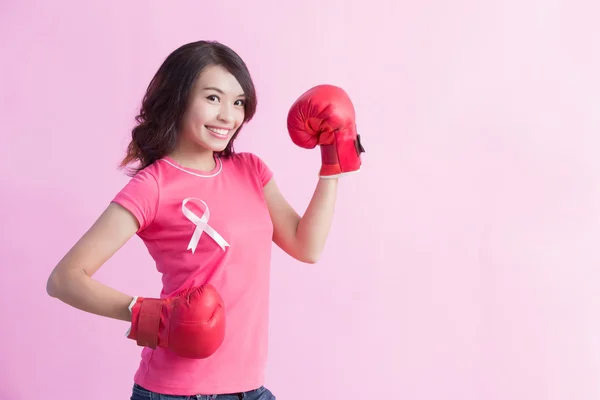 Mulher feliz segurar boxe — Fotografia de Stock