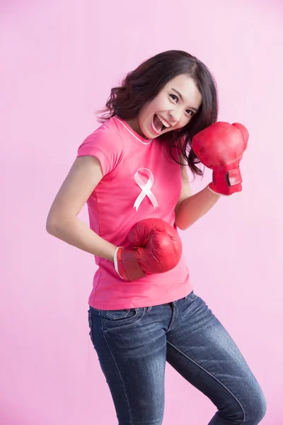 Bonne femme tenir la boxe — Photo