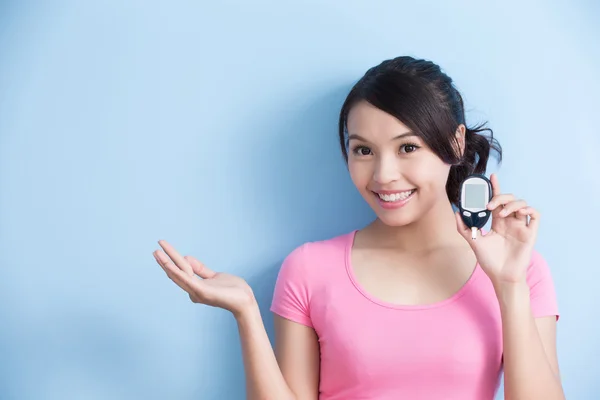 Woman holding  blood glucose meter — Stock Photo, Image