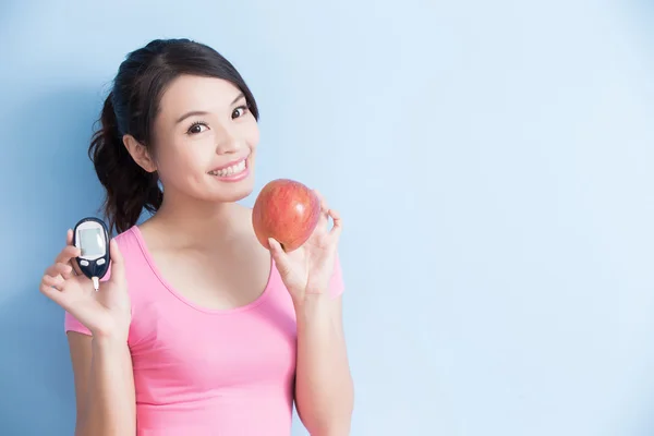 Mujer sosteniendo glucómetro —  Fotos de Stock