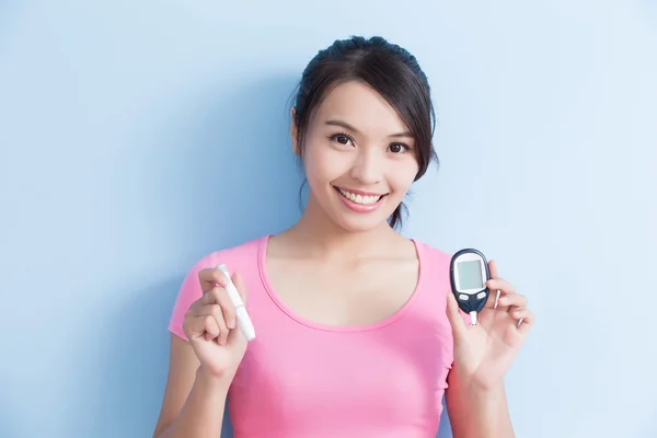 Woman holding  blood glucose meter — Stock Photo, Image