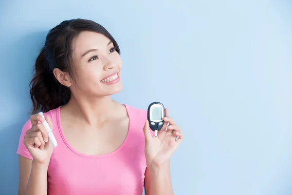 Mujer sosteniendo glucómetro — Foto de Stock