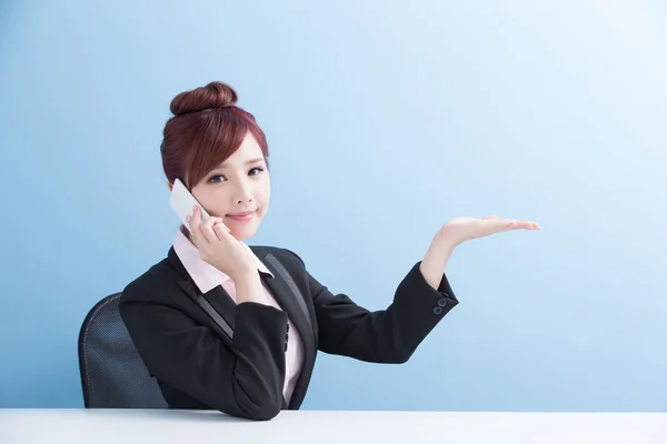 Affärskvinna prata telefon — Stockfoto