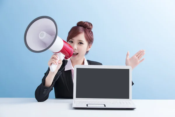 Mujer mostrando ordenador —  Fotos de Stock