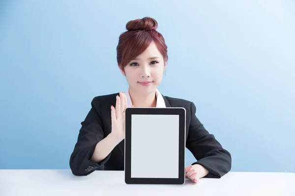 Zakelijke vrouw weergegeven: tablet — Stockfoto