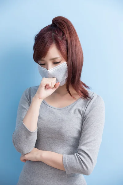 Vrouw is ziek, ze is het dragen van masker — Stockfoto