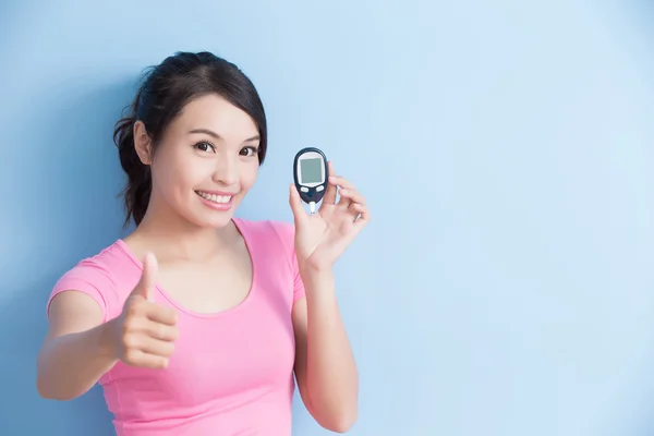 Mujer sosteniendo glucómetro — Foto de Stock