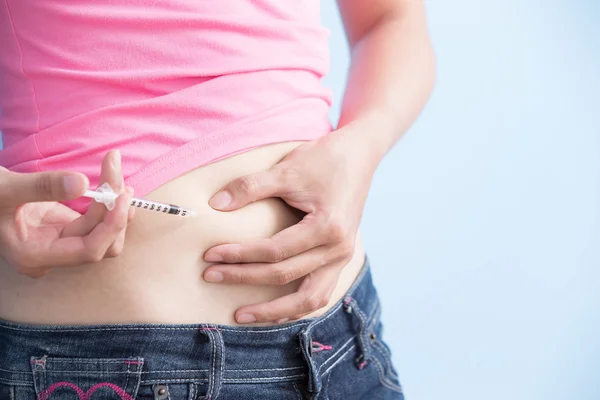 Woman injecting  to her belly — Stock Photo, Image