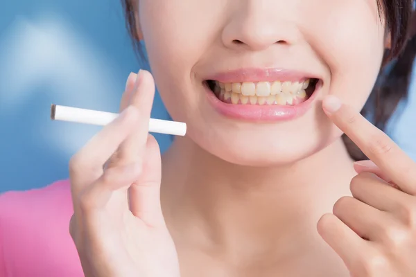 Kvinna anläggning cigarett — Stockfoto