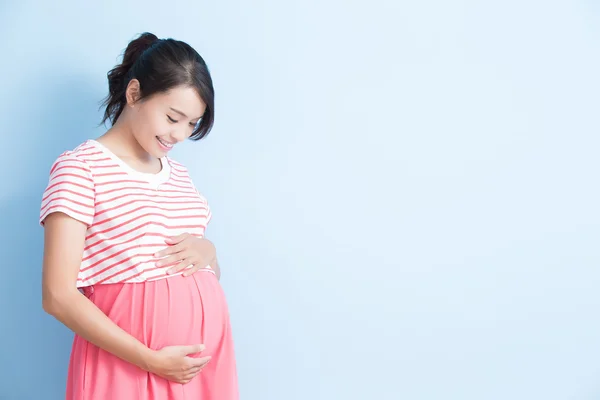 Zwangere vrouw lacht — Stockfoto