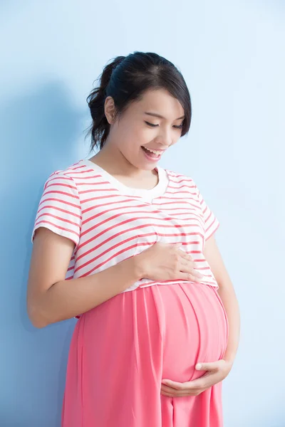 Mulher grávida está sorrindo — Fotografia de Stock