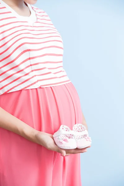 Pregnant woman holding  shoes — Stock Photo, Image