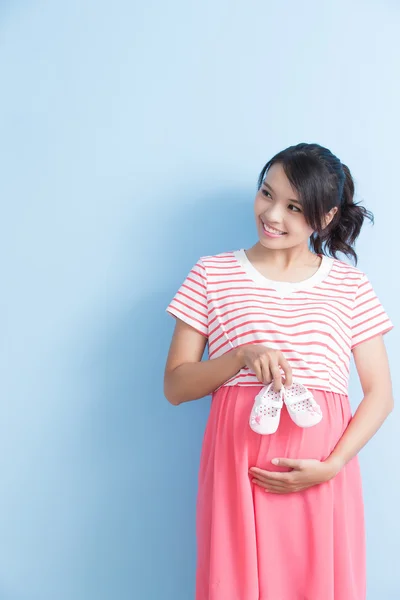 Zwangere vrouw met schoenen — Stockfoto