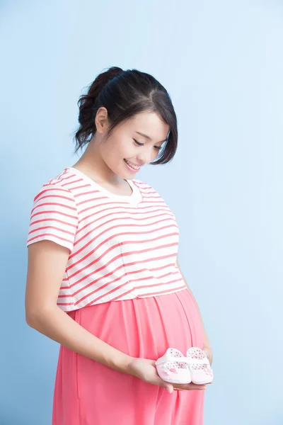 Kobieta w ciąży wziąć buty — Zdjęcie stockowe