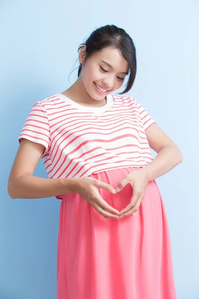 Zwangere vrouw met liefde — Stockfoto