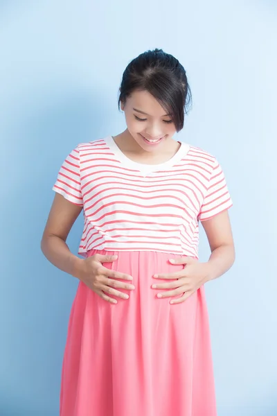 Kobieta w ciąży jest uśmiech — Zdjęcie stockowe