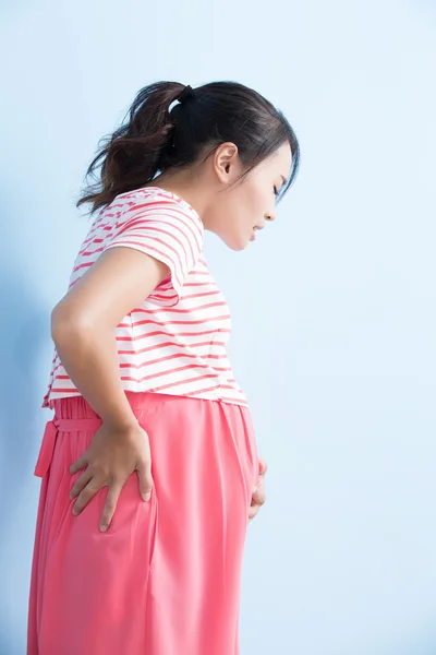 Беременная женщина испытывает боль — стоковое фото