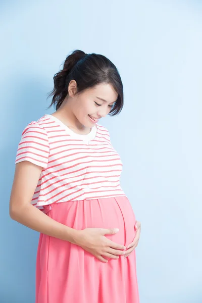 Zwangere vrouw is glimlach — Stockfoto