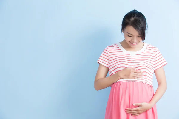 Gravid kvinna är leende — Stockfoto