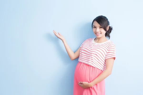 Těhotná žena něco Ukázat — Stock fotografie