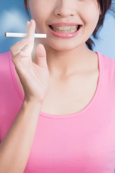 Mujer sosteniendo cigarrillos — Foto de Stock