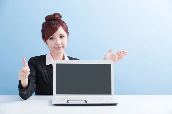 Бізнес жінка показує комп'ютер — стокове фото