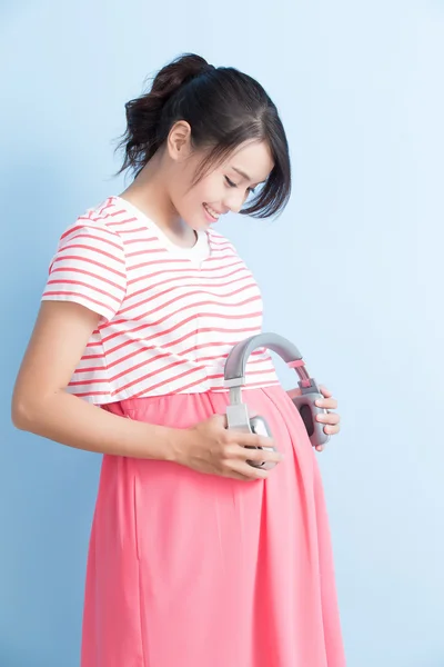 Schwangere nimmt Kopfhörer — Stockfoto
