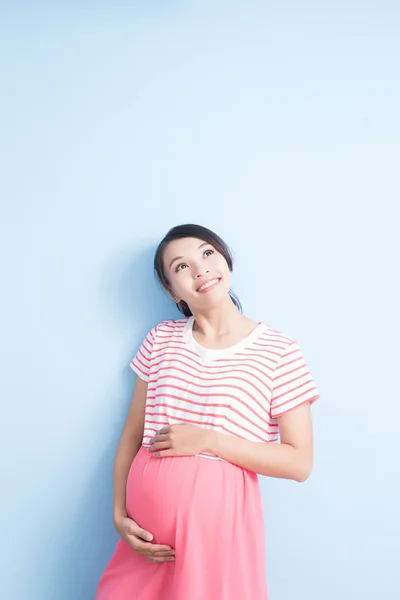 Donna incinta guardare da qualche parte — Foto Stock