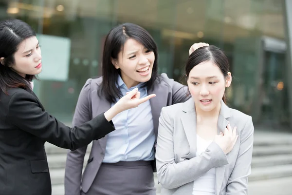 Mobbing bei Geschäftsfrauen — Stockfoto