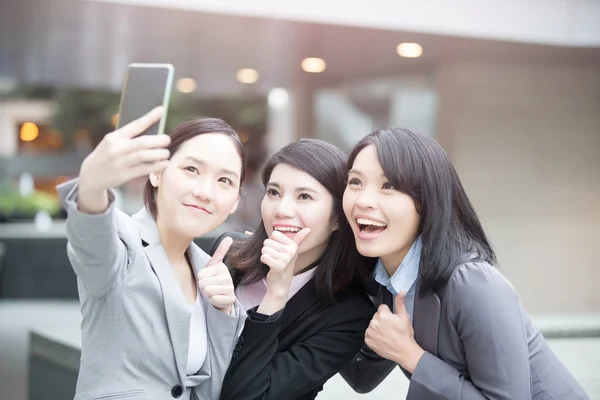 Empresária selfie e sorriso feliz — Fotografia de Stock