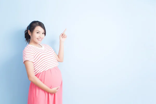 Zwangere vrouw iets tonen — Stockfoto