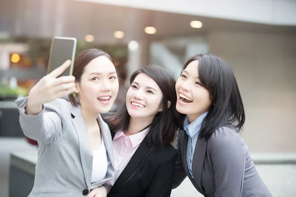 Empresaria selfie y sonrisa felizmente — Foto de Stock