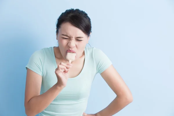 Mujer tiene dientes sensibles — Foto de Stock