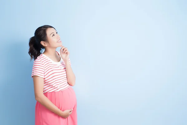 Kijken van de zwangere vrouw ergens — Stockfoto